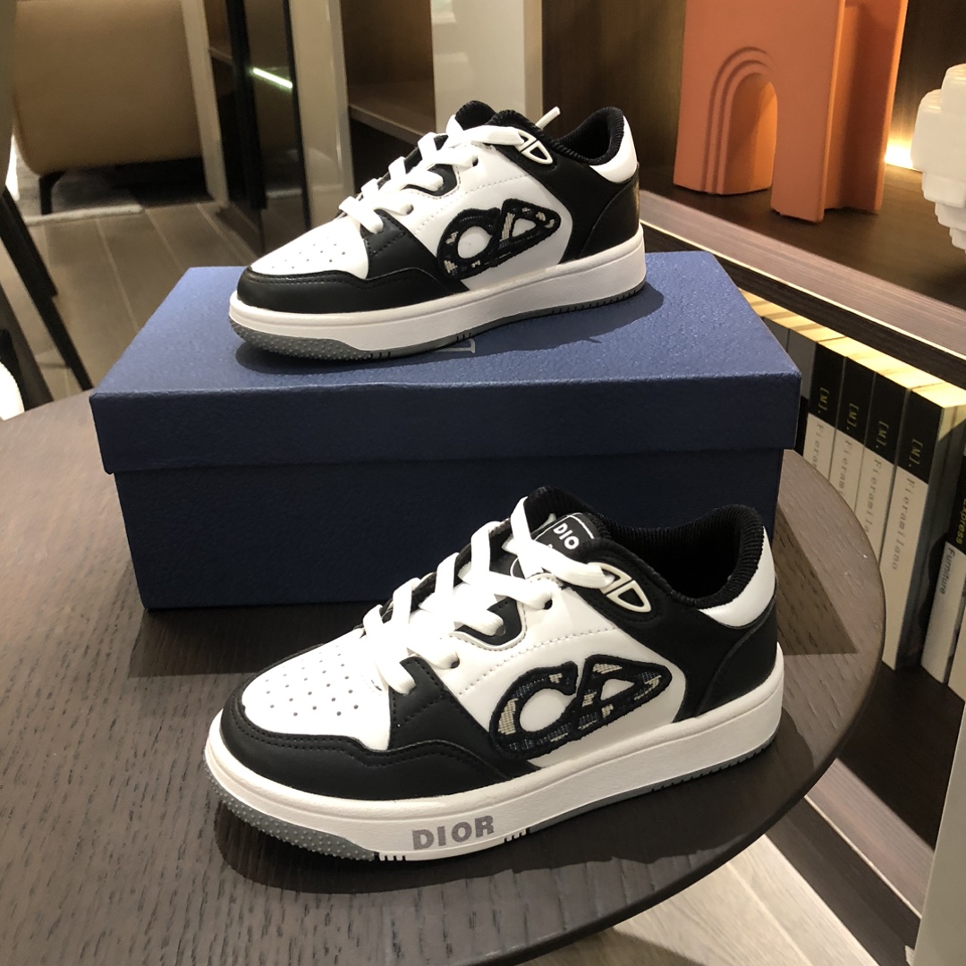 Children's shoes child
